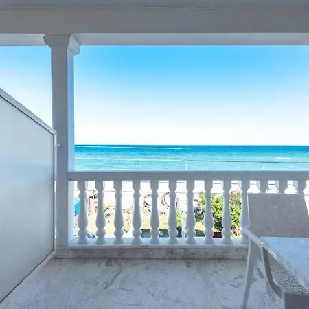 Blue Flag Beachfront Studios, Nilie Hospitality Mgmt 公寓